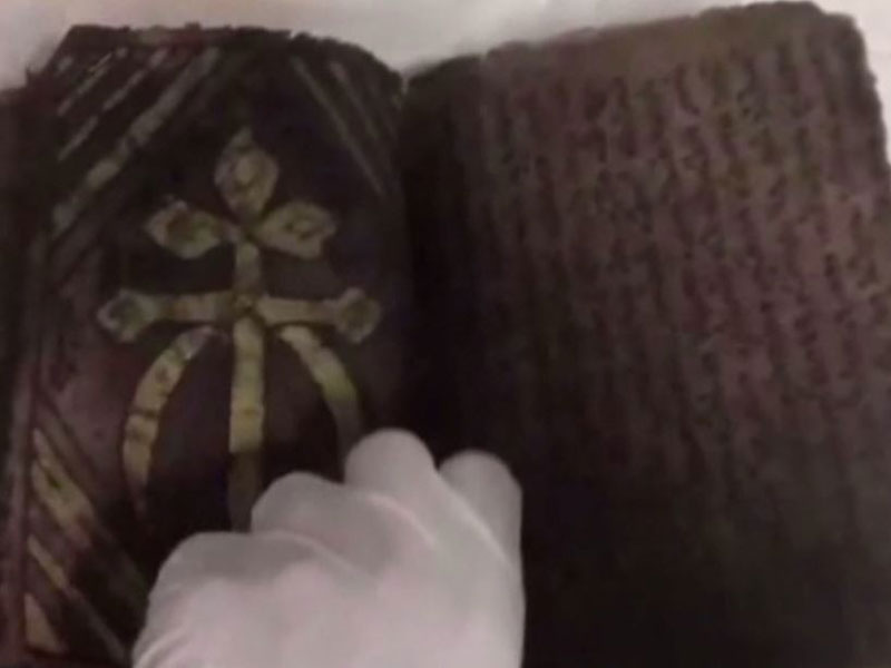 اضغط لمشاهدة الفيديو: ضبط كتاب أثري باللغة العبرية بحوزة لصوص في تركيا